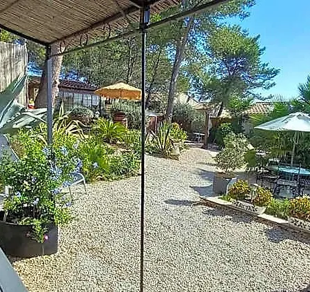B&B Les Coronilles 보케르